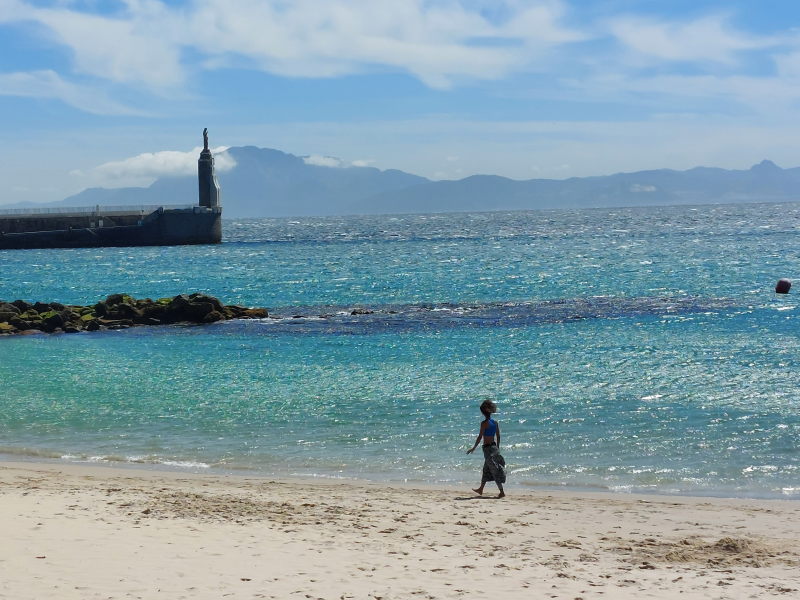 Römer und Surfer am Strand